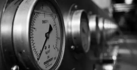 Manometri di pressione su linea di aria compressa industriale