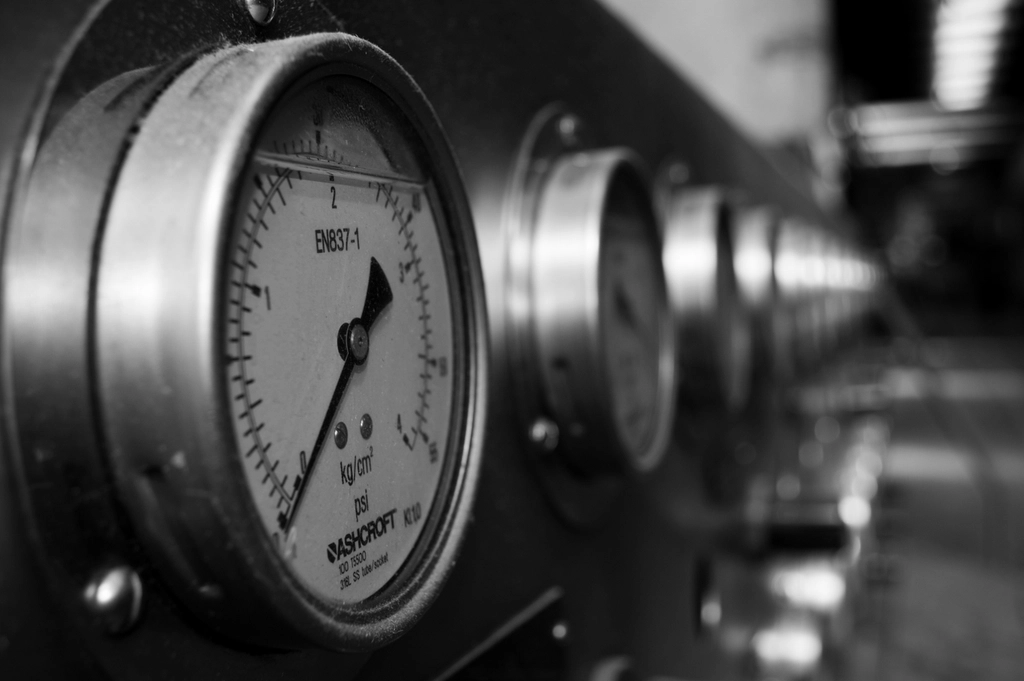 Manometri di pressione su linea di aria compressa industriale