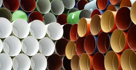 Tubi in plastica colorati impilati per applicazioni industriali