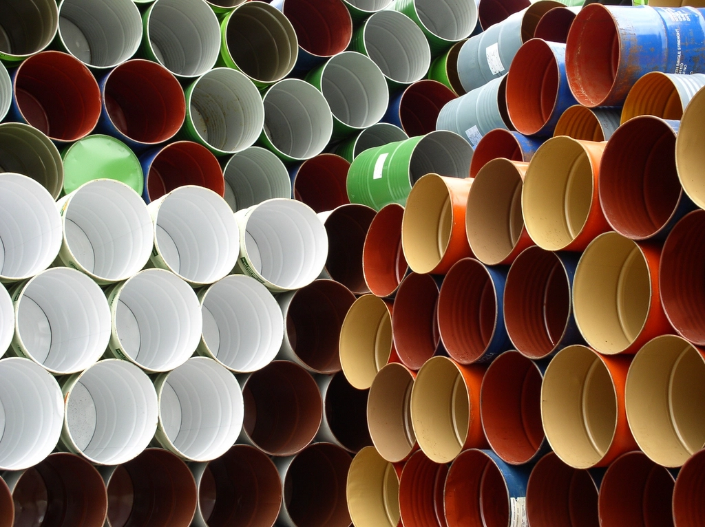 Tubi in plastica colorati impilati per applicazioni industriali
